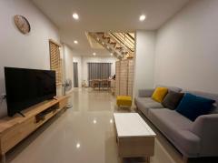 หมู่บ้านทริโอ ทาวน์ ต.สุรศักดิ์ อ.ศรีราชา จ.ชลบุรี 53.1 ตรว. 3 ห้องนอน 3 ห้องน้ำ 2 ที่จอดรถ บ้านหลังริม มีเนื้อที่ มีความเป็นส่วนตัว (Rich0693) katty-202203041540201646383220672.jpg