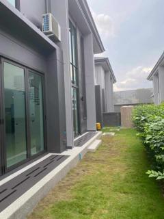 ขาย บ้านเศรษฐสิริ กรุงเทพกรีฑา 2 (บรรยากาศสุด Private) บนเนื้อที่ 83.2 ตร.วา 4 ห้องนอน 4 ห้องน้ำ จอดรถในบ้านได้ 3-4 คัน-202308192242491692459769199.jpg
