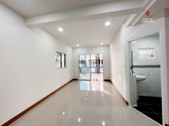ขาย ทาวน์โฮม รีโนเวทใหม่ พร้อมอยู่ บ้านวรางกูล คลอง 3 110 ตรม. 27.1 ตร.วา เดินทางเข้า ออก ได้หลายทาง-202312210850111703123411089.jpg