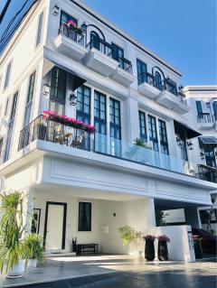 ขาย Luxury Townhome 3ชั้นครึ่ง สร้างใหม่ 33.25 ตรว. 301 ตรม. ใกล้ BTS 500 ม. พระโขนง เขตวัฒนา กทม