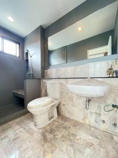 ขายบ้านใหม่ หมู่บ้านพิลโล่ 142 พร้อมเฟอร์นิเจอร์ใหม่ทั้งหลัง ต.ป่าตัน อ.เมือง เชียงใหม่-202402221154161708577656491.jpg