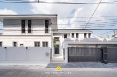 Luxury-detached-house,-completely-renovated.-With-a-private-swimming-pool,-Soi-Nawamin-111-has-the-m