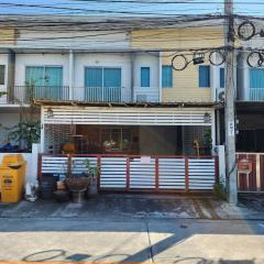 ขายทาวน์เฮาส์ 2 ชั้น หมู่บ้านเดอะคอนเนค 12a กิ่งแก้ว 37 หน้าบ้านติดสวน (N.973)