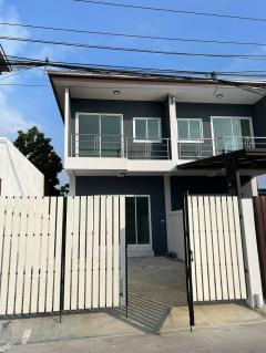 ขายบ้านแฝด 2 ชั้น บ้านใหม่ มือ1 ขนาด 25 ตรว ซอยราชศุภนิมิตร 8/4 บางเมืองใหม่ สมุทรปราการ.