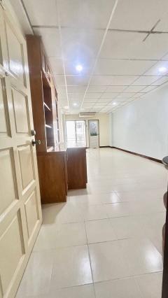 * ขายถูก คอนโด บ้านเทพารักษ์ ตึก 3 ชั้น8 ตกแต่งใหม่ พร้อมอยู่* (N.1073)