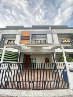 *ขายด่วน ทาวน์เฮ้าส์ 2 ชั้น หมู่บ้าน เรสทาวน์ ซ.วัดสลุด ใกล้เมกาบางนา* (N.1076)