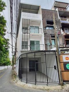 ให้เช่า ทาวน์โฮม4ชั้น+ดาดฟ้า สุขุมวิท65 *จดทะเบียนบริษัทได้ บ้านหลังมุม (N.1085)