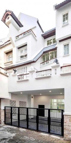 ขายด่วน ทาวน์โฮม4.5ชั้นพร้อมพูลวิลล่าสไตล์โมเดิร์นลักชูรี่ (N.1258)