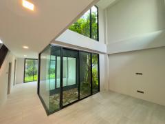 ขายPenthouses ระดับ LUXURYหนึ่งเดียวในโชคชัย 4หรูหราด้วยวัสดุเกรดพรีเมี่ยมทั้งหลัง เพิ่มช่องแสงด้วยฟังก์ชัน Courtyard Livingให้แสงกระทบพื้นที่สีเขียวกลางบ้าน เสริมหลักฮวงจุ้ย-202409181400031726642803418.jpg