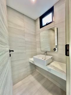 ขายPenthouses ระดับ LUXURYหนึ่งเดียวในโชคชัย 4หรูหราด้วยวัสดุเกรดพรีเมี่ยมทั้งหลัง เพิ่มช่องแสงด้วยฟังก์ชัน Courtyard Livingให้แสงกระทบพื้นที่สีเขียวกลางบ้าน เสริมหลักฮวงจุ้ย-202409181400081726642808191.jpg