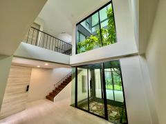 ขายPenthouses ระดับ LUXURYหนึ่งเดียวในโชคชัย 4หรูหราด้วยวัสดุเกรดพรีเมี่ยมทั้งหลัง เพิ่มช่องแสงด้วยฟังก์ชัน Courtyard Livingให้แสงกระทบพื้นที่สีเขียวกลางบ้าน เสริมหลักฮวงจุ้ย-202409181400091726642809065.jpg