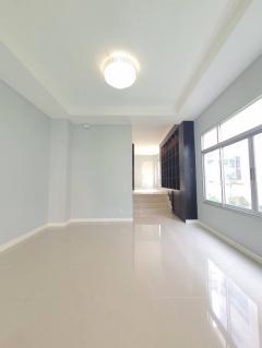 NTG703 ขาย ทาวน์โฮม เดอะ บัลโคนี่ โฮม อุดมสุข  เยื้องสวนหลวง ร.9  เฉลิมพระเกียรติ ร.9 ซอย28  หลังมุม รีโนเวทใหม่ทั้งหลัง-202411212026281732195588302.jpg
