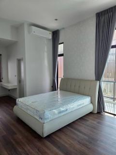 NTG725 ให้เช่า บ้านเดี่ยว บางกอก บูเลอวาร์ค บางนา กม.5 หลังใหญ่ ไม่เคยเข้าอยู่ เฟอร์ครบ พร้อมเข้าอยู่ แปลงมุม   ใกล้ห้าง ทางด่วน และรถไฟฟ้า-202411261944481732625088797.jpg