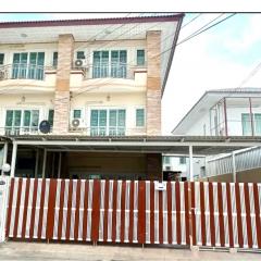 NTG739 ให้เช่า ทาวน์โฮม แสงวิภาโฮม หลังริมเนื้อที่เยอะ  เฟอร์ครบพร้อมอยู่ ใกล้Bts สถานีลาดพร้าว101