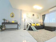 ขายทาวน์เฮ้าส์ 3 ชั้น รอยัล วิลเลจ สายไหม ขนาดพื้นที่ 20 ตรว. 3 นอน 4 น้ำ มีห้องน้ำในตัวทุกห้อง พื้นที่ใช้สอย 160 ตรม. รีโนเวทใหม่ สไตล์สวยหรู อบอุ่น ต่อเติมครัวแล้ว หลังบ้านโล่งไม่ติดใคร ลมเข้า ไม่ร้อน ทำเลดีมากๆ -202412030934031733193243796.jpg