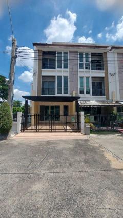 ขายด่วน บ้านหลังมุมทาวน์โฮม3ชั้น หมู่บ้านกลางเมืองเอสเซ้นส์ ศรีนครินทร์46/1 ประเวศ (N.1467)