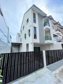 ขายด่วนทาวน์โฮม 3 ชั้น หลังมุม ตกแต่งใหม่พร้อมอยู่ใกล้ BTS ปุณณวิถี ซอยสุขุมวิท101 พระโขนง (N.1469)-202412071500081733558408504.jpg