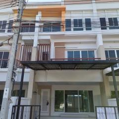NTG885 ให้เช่า ทาวน์โฮม ภณาสิริ เรสซิเด้นซ์ เกษตร-นวมินทร์ เหมาะสำหรับพักอาศัย เฟอร์นิเจอร์ครบพร้อมอยู่ หน้าโครงการมี 7-11 เพิยง10 เมตร-202501130238211736710701977.jpg