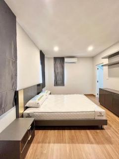 P370 ให้เช่าบ้านเดี่ยว 2 ชั้น โครงการ เซนโทร วิภาวดี CENTRO Vibhavadi ถนนช่างอากาศอุทิศ หน้าบ้านทิศใต้ ตกแต่งพร้อมเข้าอยู่-202501261344381737873878629.jpg