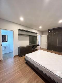 P370 ให้เช่าบ้านเดี่ยว 2 ชั้น โครงการ เซนโทร วิภาวดี CENTRO Vibhavadi ถนนช่างอากาศอุทิศ หน้าบ้านทิศใต้ ตกแต่งพร้อมเข้าอยู่-202501261344401737873880062.jpg