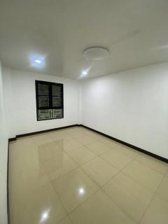 ให้เช่า อาคาร 3 ชั้น ถนนโกสุมร่วมใจ สีกัน เขตดอนเมือง 8 ห้อง 6 ห้องน้ำ มี รปภ.ดูแลความปลอดภัยตลอดวัน เข้า-ออกอาคารด้วยคีย์การ์ด ใกล้สนามบินดอนเมือง-202501271607311737968851885.jpg