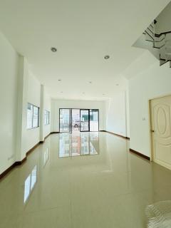 ขาย/ให้เช่า Home Office ขนาด 4 ชั้น หลังมุม  Arcadia Office At Home ( อเคเดีย ออฟฟิศ แอท โฮม )  ที่ตั้ง ทางคู่ขนานมอเตอร์เวย์ ถนนร่มเกล้า 1แขวงคลองสามประเวศ เขตลาดกระบัง กทม. -202501302129431738247383749.jpeg