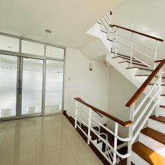 ขาย/ให้เช่า Home Office ขนาด 4 ชั้น หลังมุม  Arcadia Office At Home ( อเคเดีย ออฟฟิศ แอท โฮม )  ที่ตั้ง ทางคู่ขนานมอเตอร์เวย์ ถนนร่มเกล้า 1แขวงคลองสามประเวศ เขตลาดกระบัง กทม. -202501302129551738247395017.jpeg