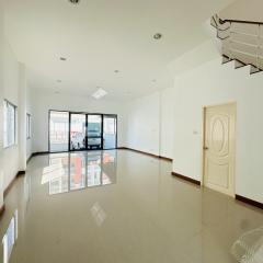 ขาย/ให้เช่า Home Office ขนาด 4 ชั้น หลังมุม  Arcadia Office At Home ( อเคเดีย ออฟฟิศ แอท โฮม )  ที่ตั้ง ทางคู่ขนานมอเตอร์เวย์ ถนนร่มเกล้า 1แขวงคลองสามประเวศ เขตลาดกระบัง กทม. -202501302129581738247398572.jpeg