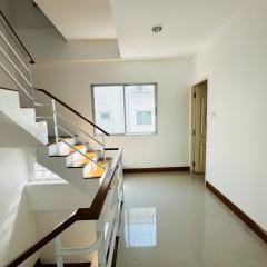 ขาย/ให้เช่า Home Office ขนาด 4 ชั้น หลังมุม  Arcadia Office At Home ( อเคเดีย ออฟฟิศ แอท โฮม )  ที่ตั้ง ทางคู่ขนานมอเตอร์เวย์ ถนนร่มเกล้า 1แขวงคลองสามประเวศ เขตลาดกระบัง กทม. -202501302130011738247401506.jpeg