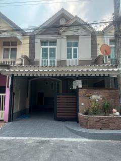 ขายทาวน์เฮ้าส์ .บ้านวรารักษ์ลำลูกกาคลอง4แต่งใหม่ถูกฟรีโอนหน้ากว้างจอดรถในและนอกสบายๆ