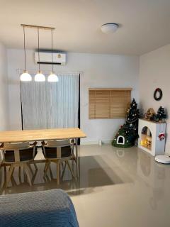 NTG1025 ให้เช่า ทาวน์โฮม บ้านกลางเมือง รามอินทรา ทำเลดี ใกล้ทางด่วนและรถไฟฟ้า ห้าง ร้านอาหาร ของกินเพียบ เลี้ยงสัตว์เล็กได้-202502191952451739969565871.jpg