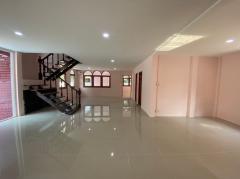 NTG1033ให้เช่า บ้านเดี่ยว หลังใหญ่ ลาดพร้าว 101 เหมาะทำออฟฟิสหรืออยู่อาศัยจอดรถได้10คัน ใกล้รถไฟฟ้าสายสีเหลือง (สถานีลาดพร้าว 101)-202502251534541740472494992.jpg