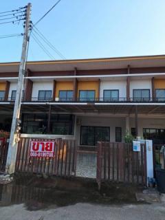 ขายทาวน์โฮม 2 ชั้น อำเภอเมืองเชียงราย จังหวัดเชียงราย  อายุบ้าน 3 ปี สภาพดีใช้งานน้อยมาก หิ้วกระเป๋าเข้าอยู่ได้เลย