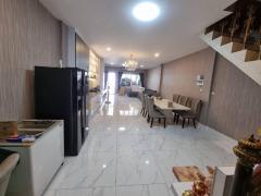 NTG1049ให้เช่า ทาวโฮมใกล้ใต้ดินสุทธิสาร ประมาณ500เมตร จอดรถในบ้านได้2คัน ใกล้ห้าง เซ็นทรัล พระราม9 เซ็นทรัลลาดพร้าว เอสพาหนาดรัชดา เดอะสตรี-202502271712211740651141087.jpg