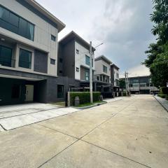 ให้เช่าบ้านกลางเมือง รามอินทรา 83 สเตชั่น3 ชั้น หลังมุม ใกล้รถไฟฟ้าสายสีชมพู-202503031323451740983025083.jpg