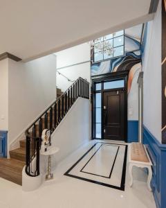 ให้เช่าบ้านเดี่ยว หมู่บ้านนันทวัน พระราม 9 - กรุงเทพกรีฑาตัดใหม่ พร้อมเข้าอยู่ 1 พ.ค. 68   ค่าเช่า 278,000 บาทต่อเดือน   เนื้อที่ 106.5 ตร.ว พื้นที่ใช้สอย 302 ตร.ม บ้านหันหน้าทิศใต้  4 ห้องนอน  5 ห้องน้ำ  1 ห้องแม่บ้าน 3 ที่จอดรถ (จอดได้สูงสุด 5 คัน)-202503111427381741678058768.jpg