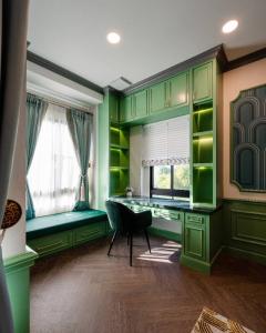 ให้เช่าบ้านเดี่ยว หมู่บ้านนันทวัน พระราม 9 - กรุงเทพกรีฑาตัดใหม่ พร้อมเข้าอยู่ 1 พ.ค. 68   ค่าเช่า 278,000 บาทต่อเดือน   เนื้อที่ 106.5 ตร.ว พื้นที่ใช้สอย 302 ตร.ม บ้านหันหน้าทิศใต้  4 ห้องนอน  5 ห้องน้ำ  1 ห้องแม่บ้าน 3 ที่จอดรถ (จอดได้สูงสุด 5 คัน)-202503111427411741678061805.jpg