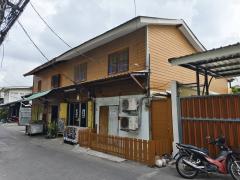 ขายที่ดินพร้อมห้องแถว 2 ชั้น 4 คูหา และบ้านตึกชั้นเดียว 1 หลัง ซอยเทอดไท 21 ธนบุรี #LB284 – 000977