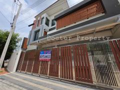 ขายถูกบ้านเดี่ยวกฤษดานคร 21  68 ตรว 3 ชั้น 5 นอน 6 น้ำ พร้อมห้องใต้ดิน และสระว่ายน้ำ (ไม่เคยเข้าอยู่)  Best Deal Krisada Nakhorn 21 68 Sq.w. 3 Storey House for Sale 5 bed 6 bath With Basement and Swimming pool-202503171604531742202293118.jpg