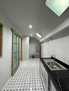 ขายทาวน์เฮ้าส์ หมู่บ้านทอรุ้ง บ้านหลังมุม รีโนเวทใหม่ทั้งหลัง (N.1627)-202503241526581742804818431.jpg