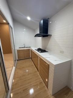 บ้านเดี๋ยวโซนถลาง   บ้านสวยอบอุ่นมีสวนข้างบ้าน ตำบลศรีสุนทร  อำเภอถลาง  จังหวัดภูเก็ต  ที่ตั้ง : หมู่บ้านพนาสนธิ์ปาร์ควิลล์3  ตำบลศรีสุนทร  อำเภอถลาง  จังหวัดภูเก็ต 83000 https://maps.app.goo.gl/CwYjgxw19nr744ZG9  เนื้อที่  :  63.1 ตารางวา  รายละเอีย-202503261019421742959182673.jpg