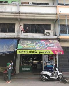 ขายด่วน!! อาคารพานิชย์ 1 คูหา 3ชั้นครึ่ง  ทำเลดีหน้าตลาด ค้าขายได้เลย โทร 090 986 2154