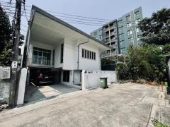 ขายถูก บ้านเดี่ยว-โฮมออฟฟิศ ซอยสุขุมวิท 50 ขนาด 58 ตร.ว. ใกล้ BTS อ่อนนุช *รีโนเวทใหม่ทั้งหลัง*-202503271009221743044962711.jpg