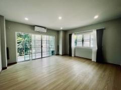 ขายบ้านเดี่ยว หมู่บ้านสกุลธร วัชรพล 2-3 ขนาด 55.5 ตร.ว. ใกล้ถนนตัดใหม่! รีโนเวทใหม่ทั้งหลัง-202504010230441743449444532.jpg