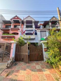 อยู่ตรงข้ามซีคอนศรีนครินทร์ เหมาะเปิดออฟฟิศ! ขายโฮมออฟฟิศ หมู่บ้านรอยัลนครินทร์ วิลล่า ศรีนครินทร์ 42 ใกล้ MRT สวนหลวง ร.9