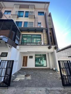 ขายโฮมออฟฟิศ 4 ชั้น ห้องมุม หมู่บ้าน Up Town สาธุประดิษฐ์ 20 - จันทน์ 43 โซนพระราม3 ใกล้เซ็นทรัลพระราม 3