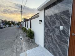 บ้านเดี๋ยวโซนถลาง   บ้านสวยอบอุ่นมีสวนข้างบ้าน ตำบลศรีสุนทร  อำเภอถลาง  จังหวัดภูเก็ต  ที่ตั้ง : หมู่บ้านพนาสนธิ์ปาร์ควิลล์3  ตำบลศรีสุนทร  อำเภอถลาง  จังหวัดภูเก็ต 83000 https://maps.app.goo.gl/CwYjgxw19nr744ZG9  เนื้อที่  :  63.1 ตารางวา  รายละเอีย-202504080929071744079347851.jpg