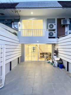 ขายทาวน์เฮ้าส์ 2 ชั้น รีโนเวทใหม่ ใกล้รถไฟฟ้าสายสีเหลือง สถานีมหาดไทย - 00069