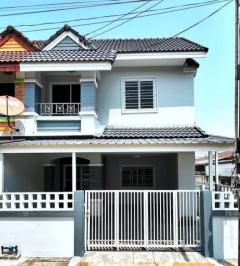ขายบ้านดีบ้านสวยถือกระเป๋าพร้อมเข้าอยู่ หมู่บ้านโชติกา ซอยเทศบาล5  เนื้อที่  25   ตรวหลังริมมีพื้นที่ด้านข้าง 3 นอน  2 ห้องน้ำ 