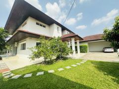 ขายบ้านเมืองเอก บ้านเดี่ยวหลังใหญ่ ติดริมน้ำ เนื้อที่ 324 ตรว. ซอยเอกรัตน์ 6 ตำบลหลักหก  อำเภอเมืองปทุมธานี 
